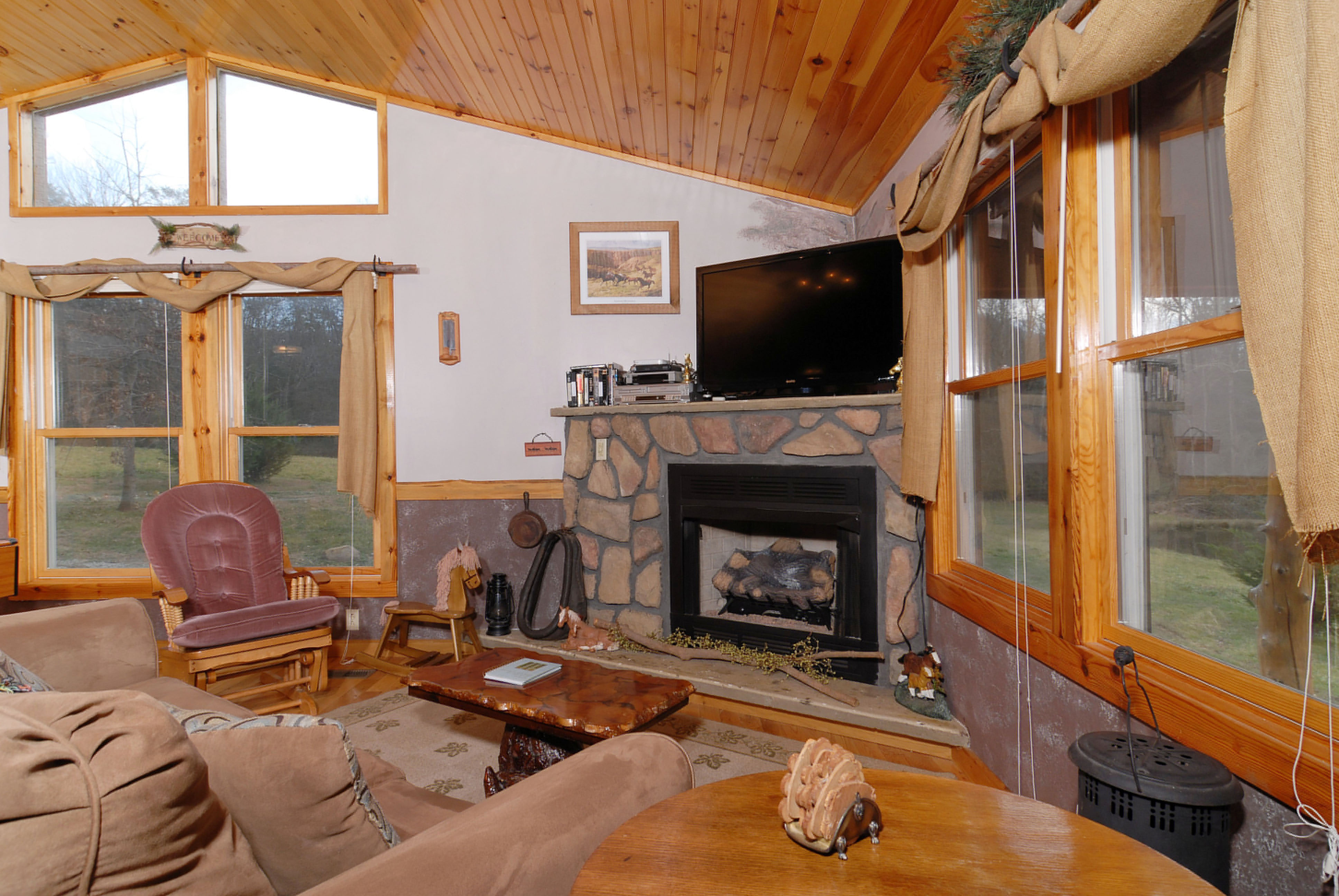 Pigeon Forge One Bedroom with a flat screen tv and a pool table